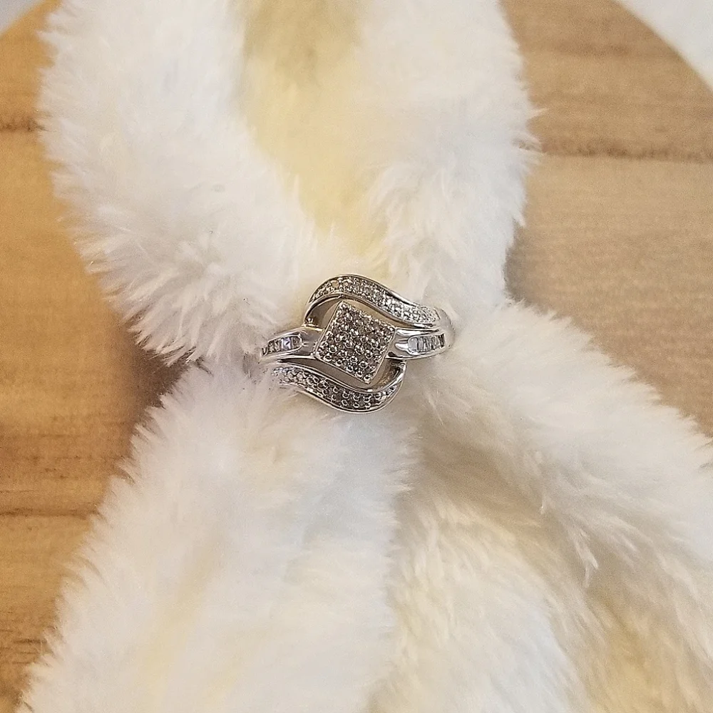 Sterling silver 1/6 cttw genuine diamond fashion ring